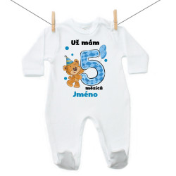 Overal Už mám 5 měsíců s medvídkem a jménem dítěte chlapec