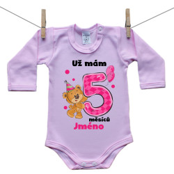 Růžové body s dlouhým rukávem Už mám 5 měsíců s medvídkem a jménem děťátka holka