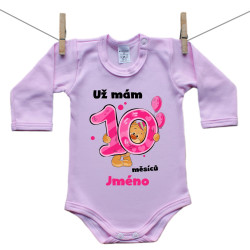 Růžové body s dlouhým rukávem Už mám 10 měsíců s medvídkem a jménem děťátka holka