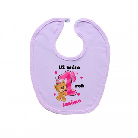 Růžový bryndáček na zapínání Už mám 1 rok s Medvídkem a jménem dítěte Dívka