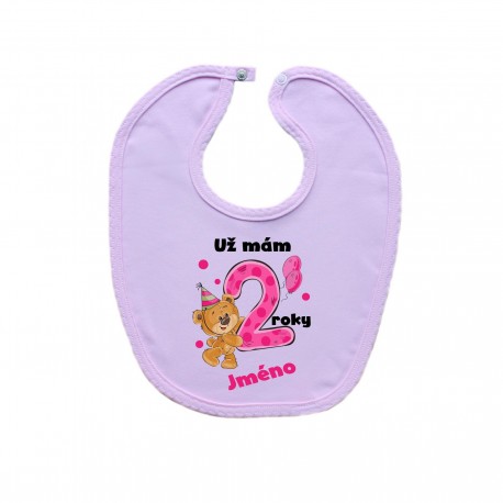 Růžový bryndáček na zapínání Už mám 2 roky s Medvídkem a jménem dítěte Dívka Růžový bryndáček na zapínání Už mám 2 roky s Medvídkem a jménem dítěte Dívka